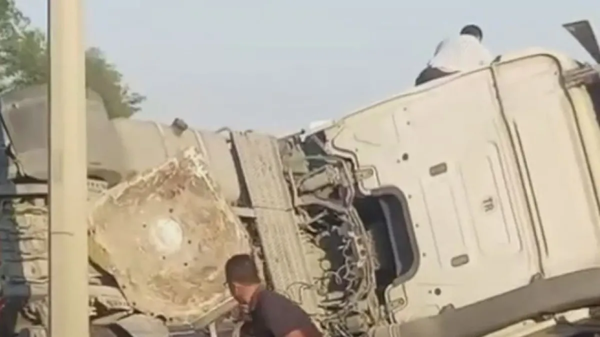 Büyükçekmece'de beton tankeri devrildi: Yol trafiğe kapatıldı!