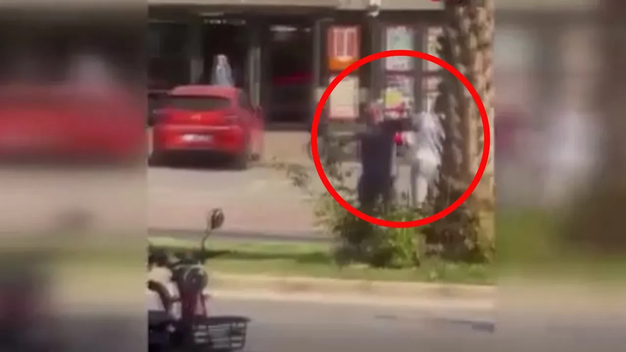 Taksi sürücüsünün yumruk attığı yaşlı adam yere kapaklandı! Dehşet anları kamerada