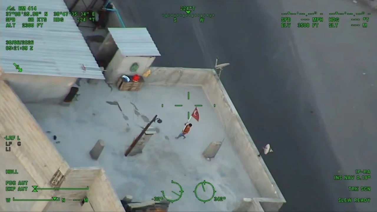 Polis helikopterini Türk bayrağıyla selamlayan çocuk ilgi odağı oldu