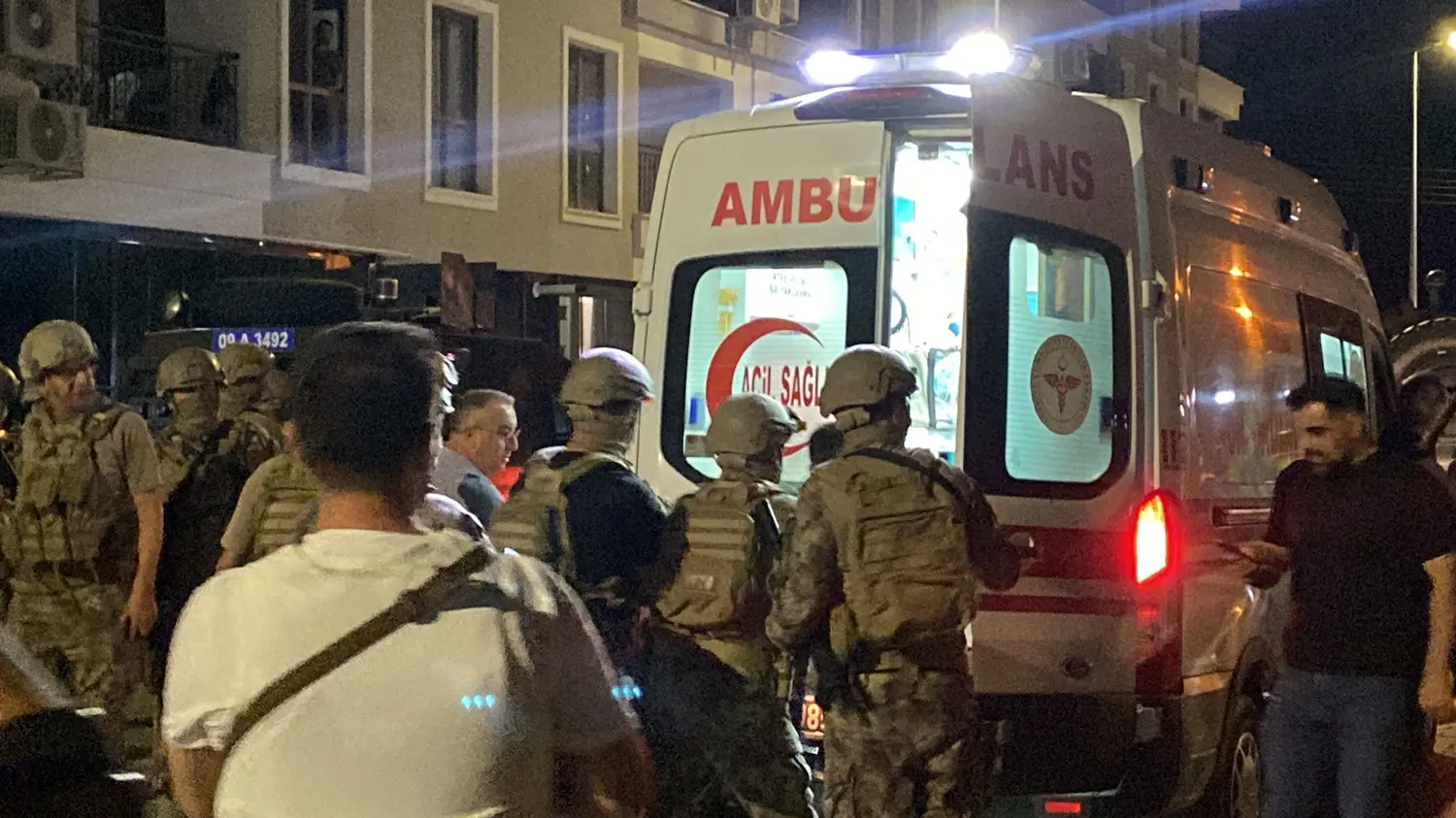 Şehir magandası mahalleyi ayağa kaldırdı! Pencereden rastgele ateş açtı