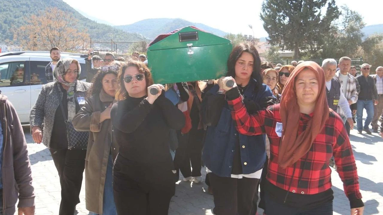 Muğla'da yürek burkan veda: Sevil Işıktekin'i kadınlar omuzlarında uğurladı