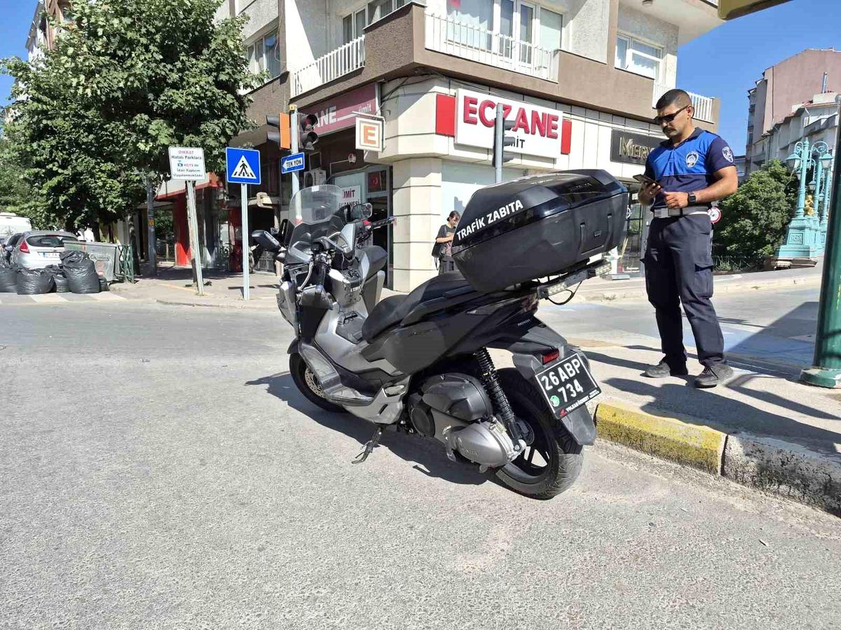 Eskişehir'de Motosikletli Trafik Zabıtası Otomobille Çarpıştı: Yaralı Hastaneye Kaldırıldı