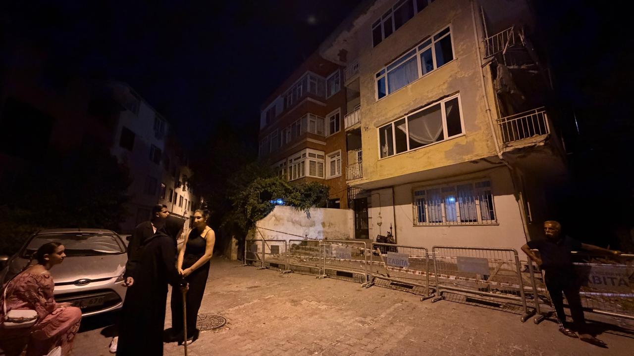 Üsküdar'da 4 katlı binanın balkonunda kısmi çökme meydana geldi