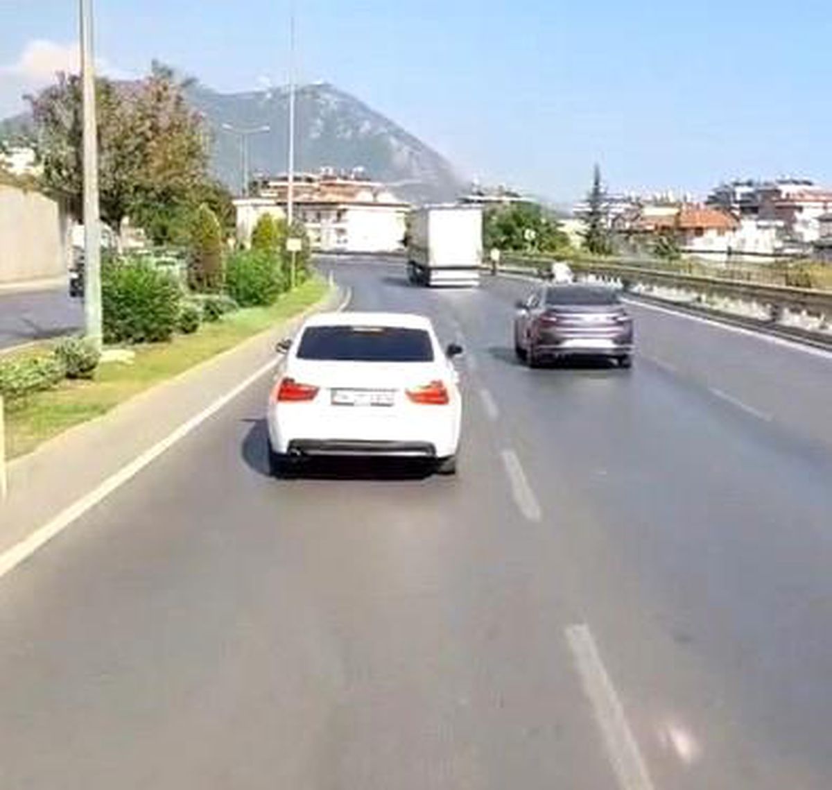 Alanya'da itfaiyeye yol vermeyen sürücü cep telefonu kamerasında