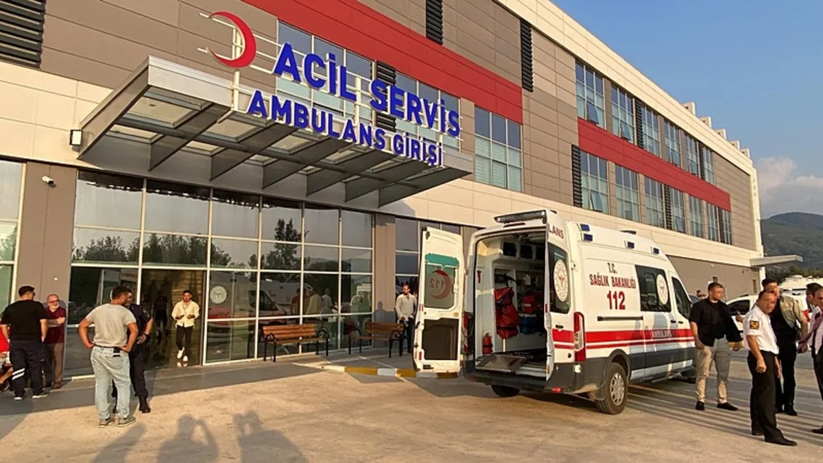Pasta ve tatlı yiyen 53 kişi hastanelik oldu