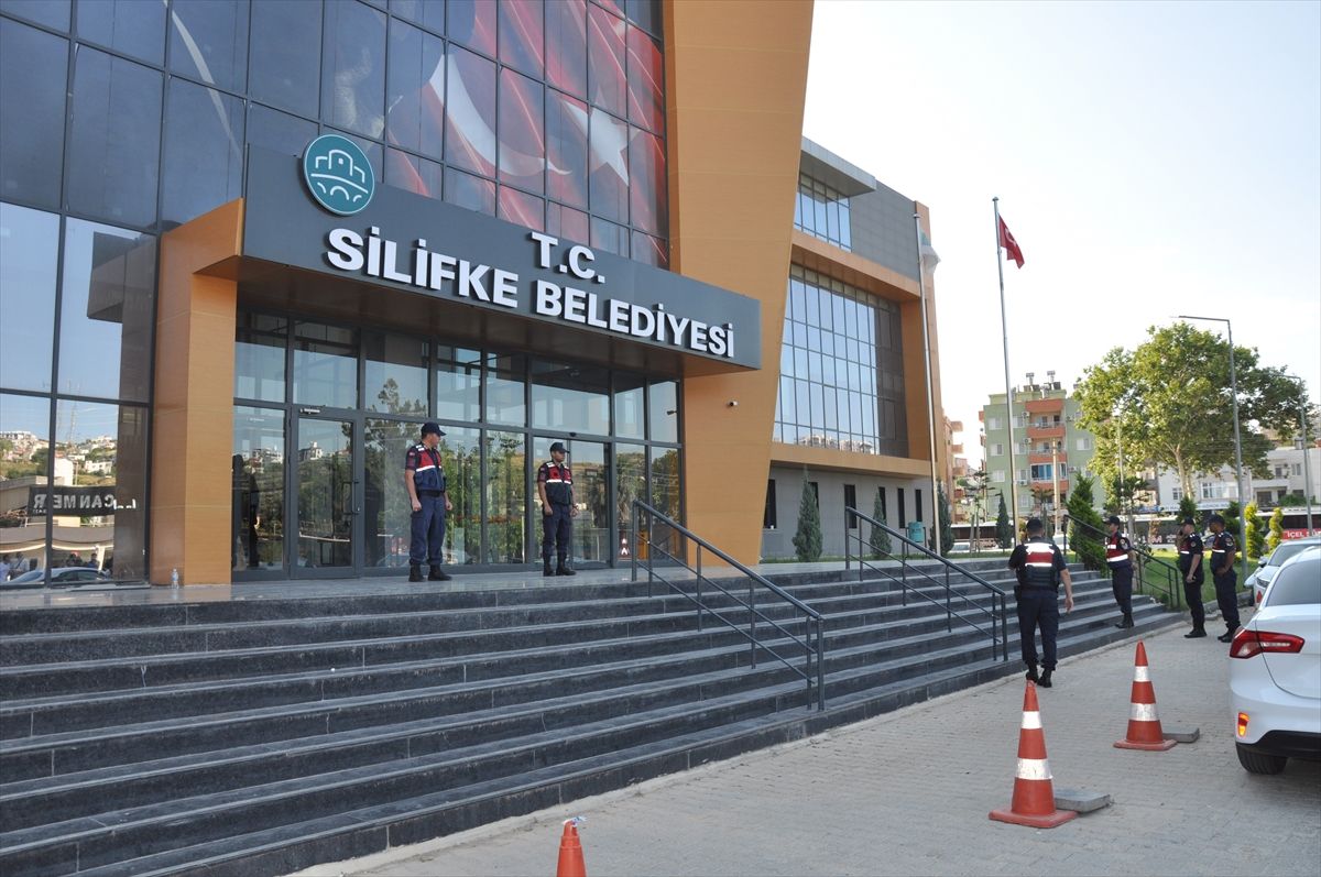 Silifke Belediyesine yönelik operasyonda Belediye Başkanı Turgut ve 17 şüpheli gözaltına alındı