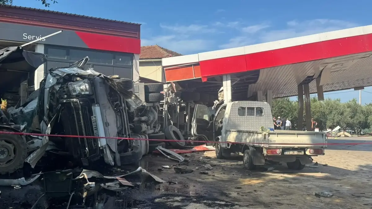 Bursa'da bir TIR akaryakıt istasyonuna daldı: Ölü ve yaralılar var...