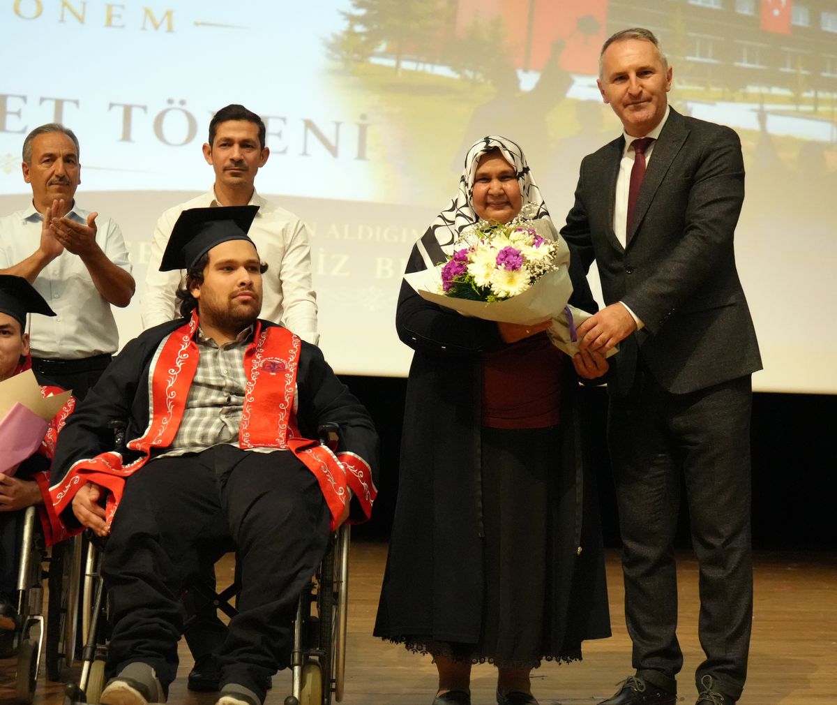 Annesinin tekerlekli sandalyeyle okula getirip götürdüğü Abdulsamet, üniversiteyi dereceyle bitirdi