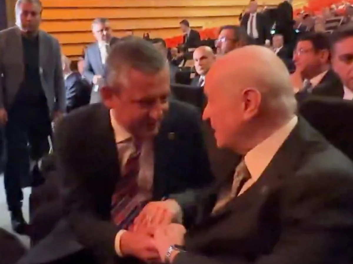 Devlet Bahçeli ve Özgür Özel, Koç Holding'in töreninde sohbet etti