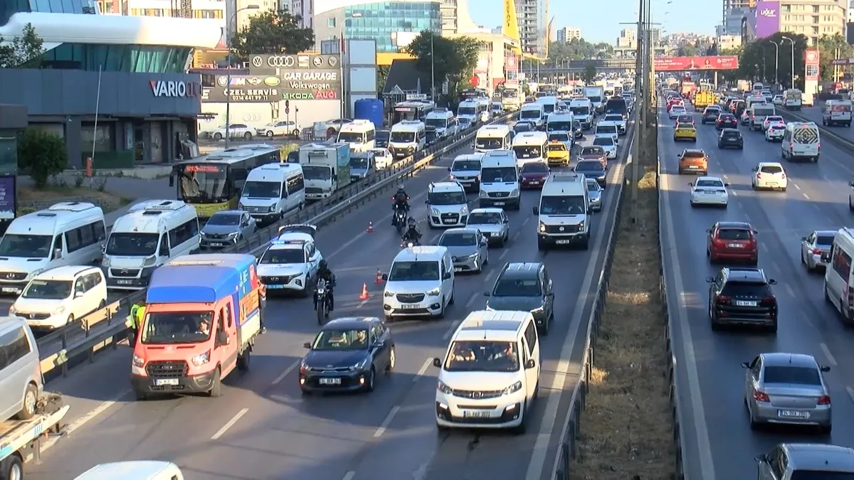 Pendik’te trafiği kilitleyen zincirleme kaza! Yaralılar var
