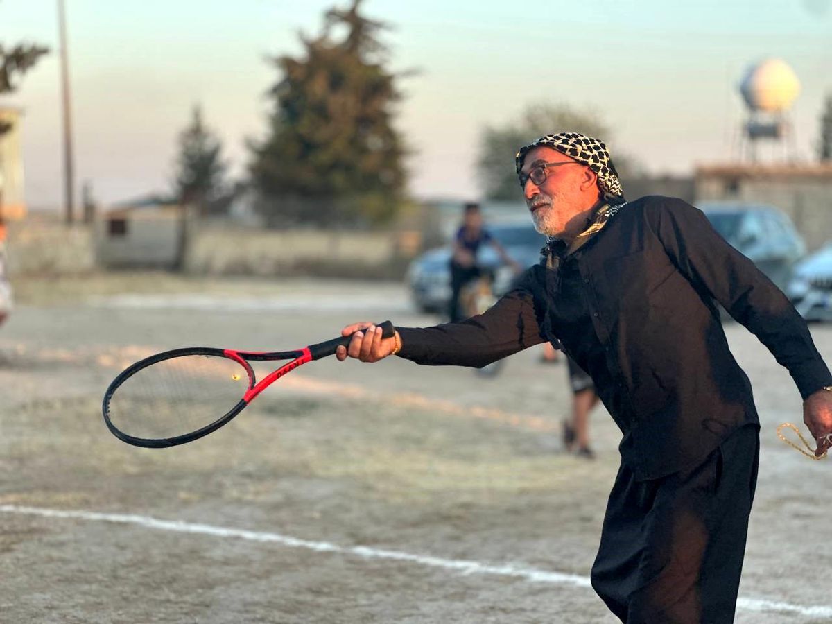 Köylülerin toprak kortta tenis keyfi