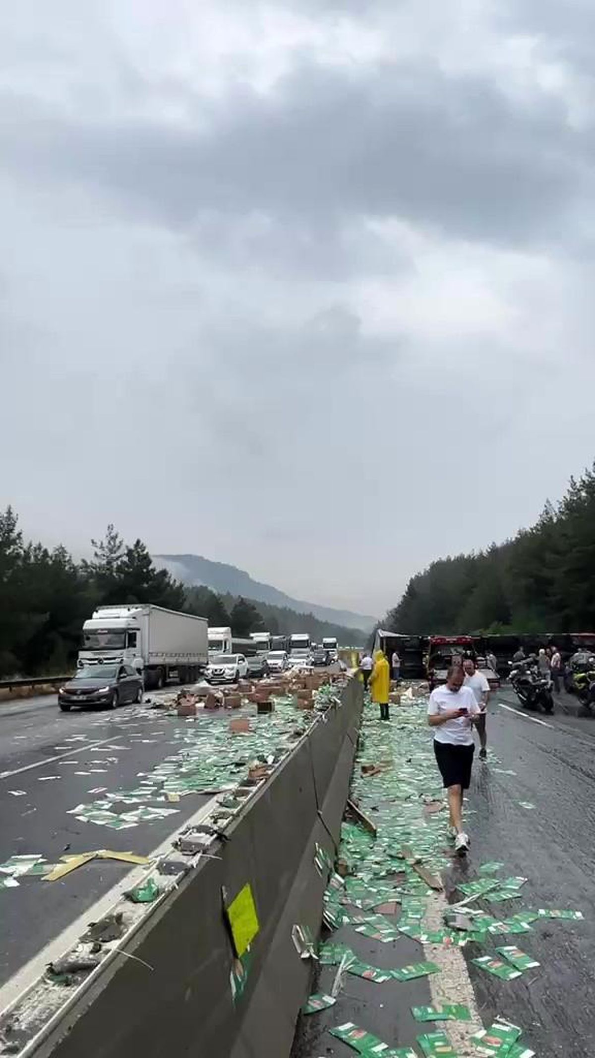 Pozantı-Adana istikameti tır devrilmesi nedeniyle trafiğe kapandı