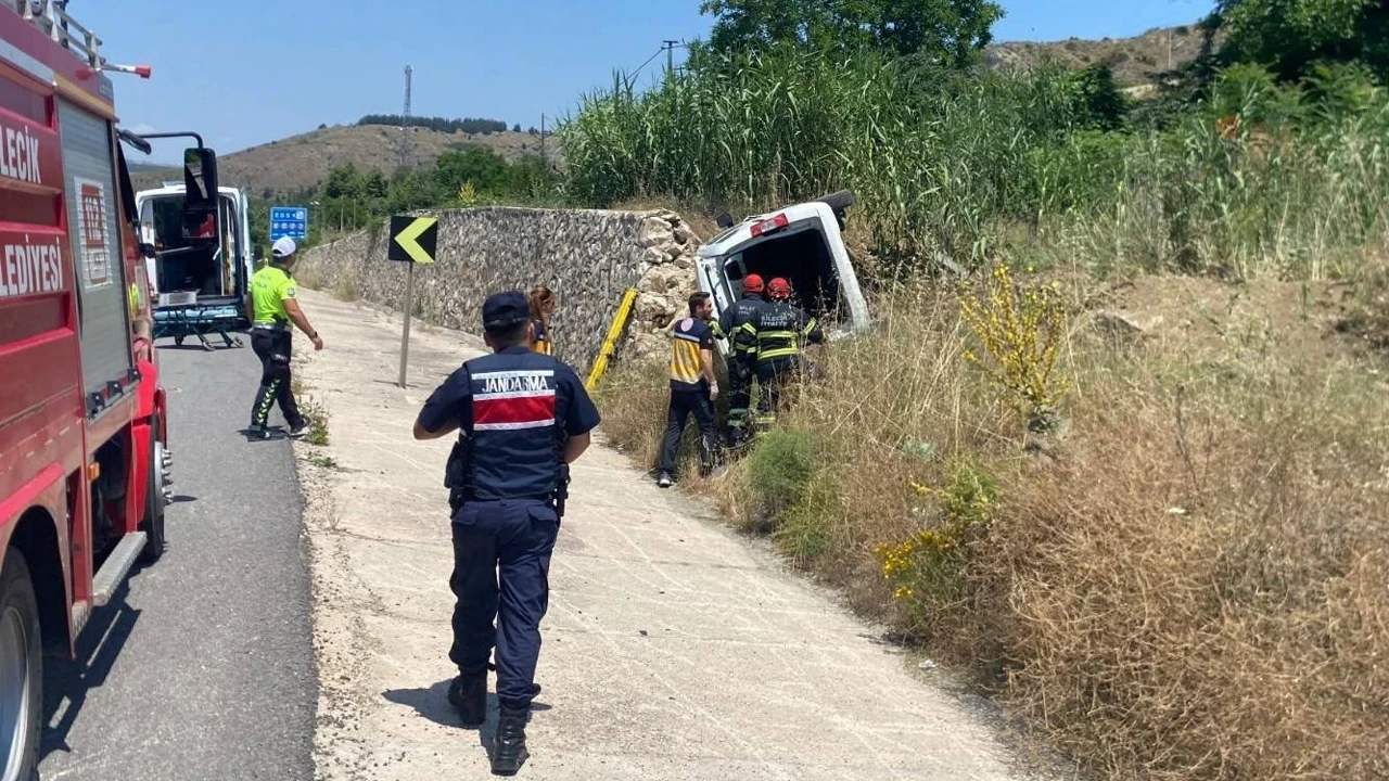 Bilecik’te korkutan kaza: Sürücü araçta sıkıştı