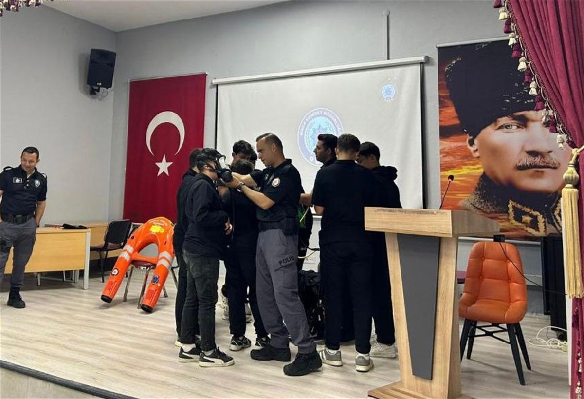 Türkeli'de öğrenciler rip akıntısı konusunda bilgilendirildi
