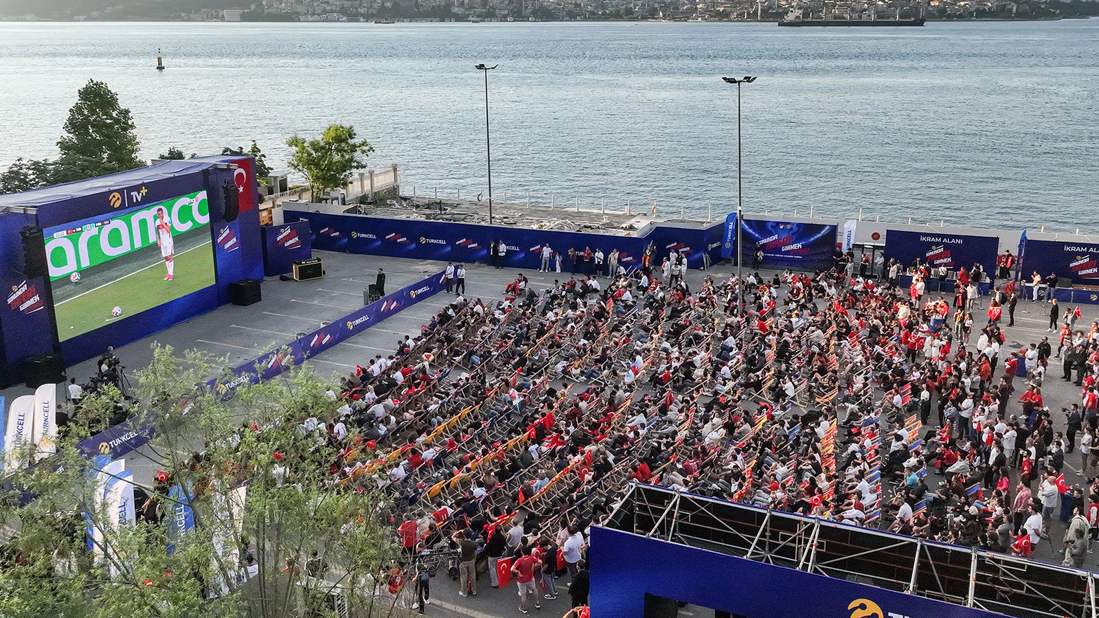 İstanbul'da vatandaşlar A Milli Futbol Takımı'na destek için meydanlara akın etti