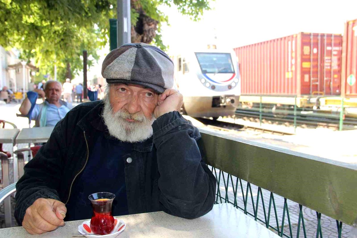 Evsiz kaldı trenler evi oldu