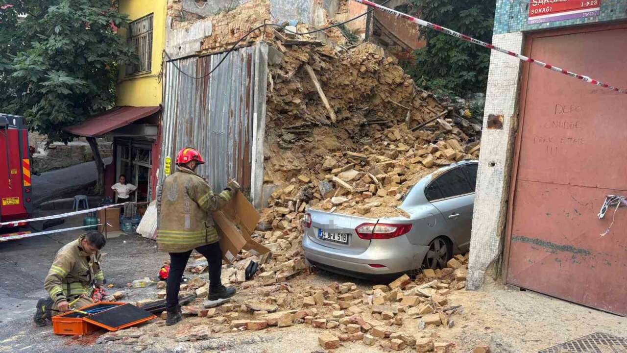 Beyoğlu'nda 2 katlı metruk bina çöktü, park halindeki otomobil hasar gördü