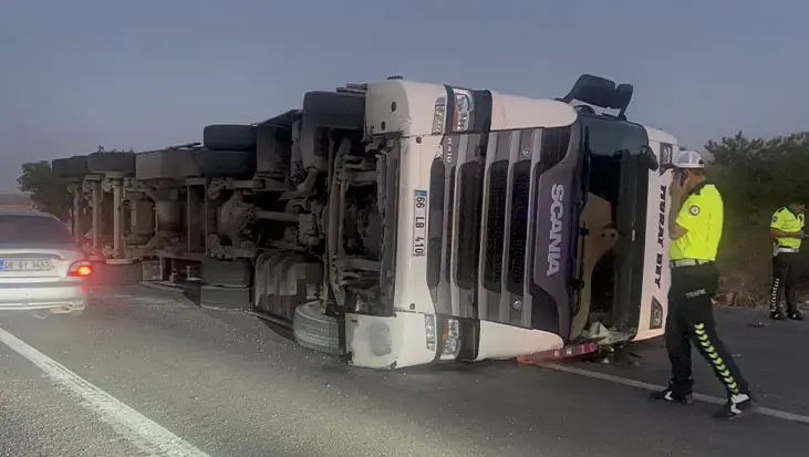 Kırıkkale'de feci kaza! Hurda yüklü tır karşı şeride geçip devrildi