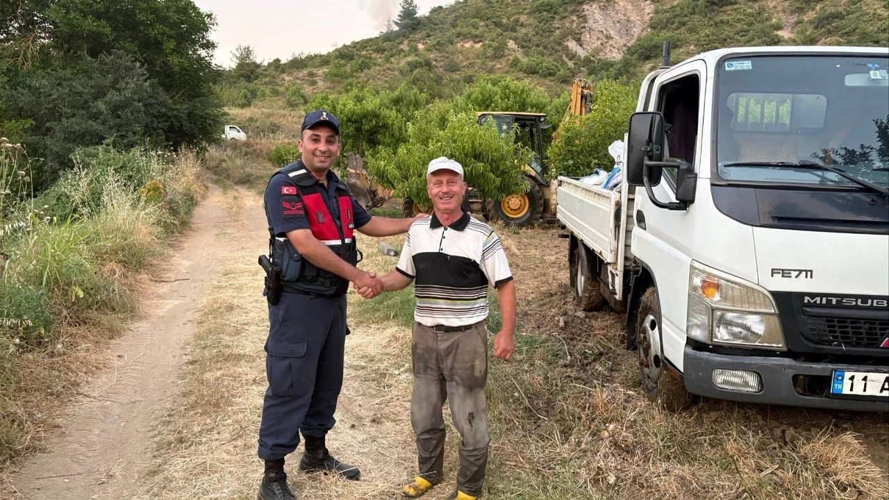 Derece içinde kalan kamyonet kepçe yardımıyla kurtarıldı