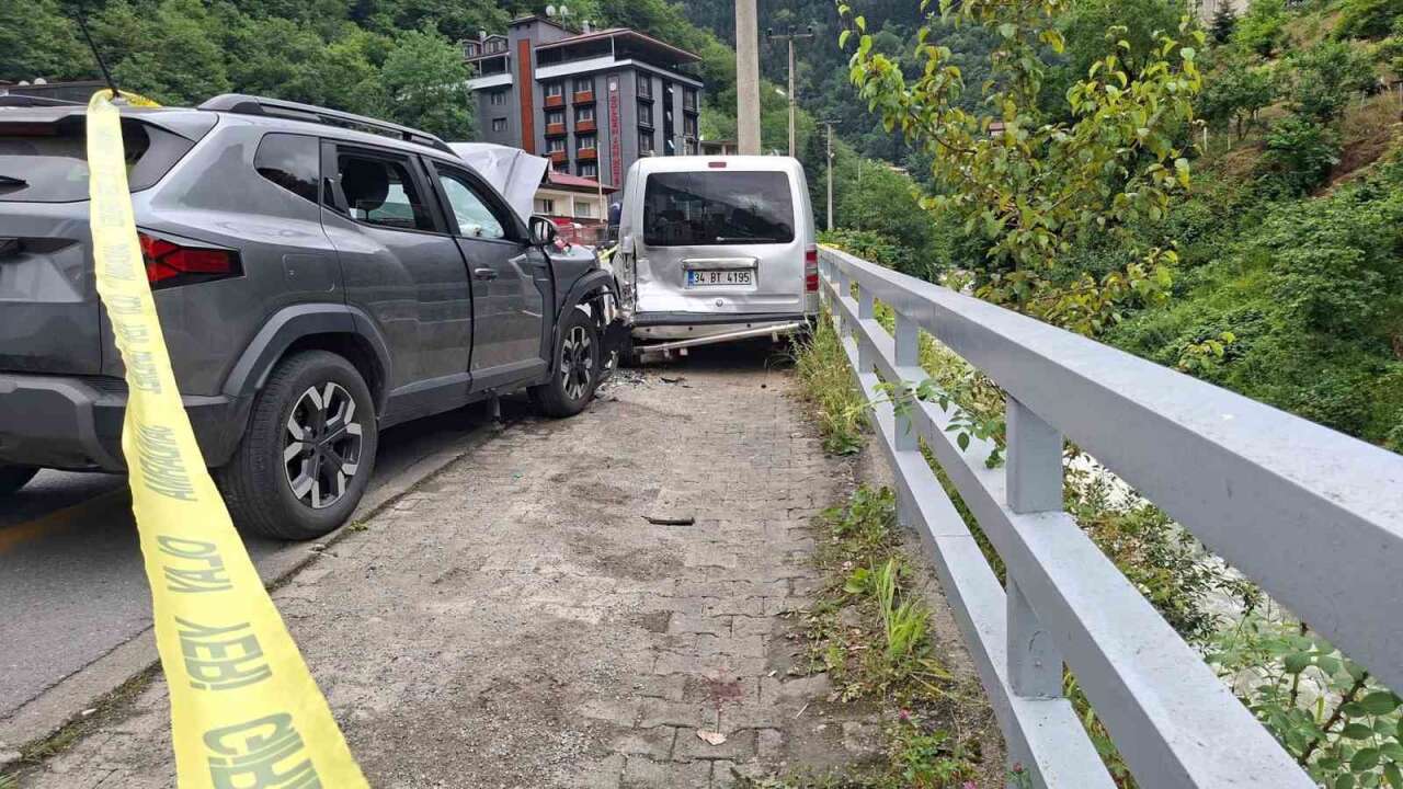 Trabzon'da turistleri taşıyan araç kaza yaptı: 7 yaralı