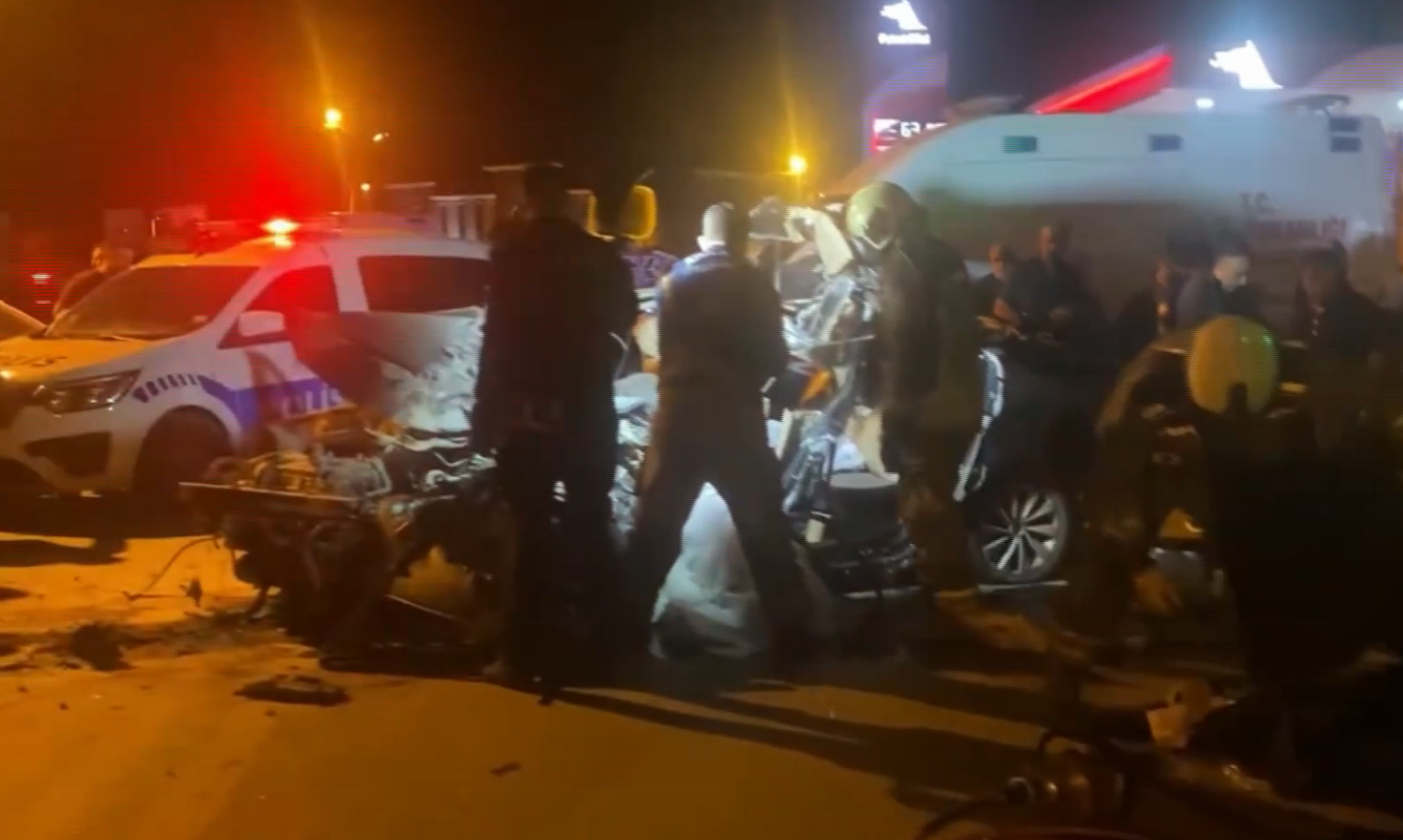 Üç kişinin öldüğü feci kaza kamerada