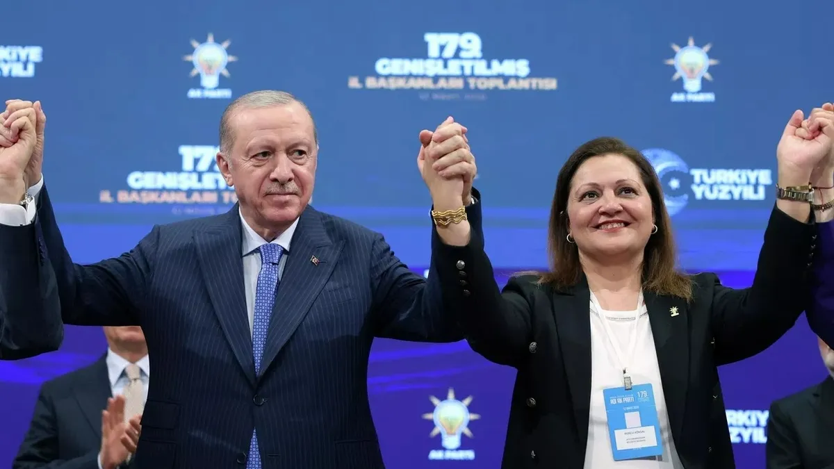 SON DAKİKA… Afyonkarahisar Belediye Başkanı Burcu Köksal’dan CHP’ye sert sözler: CHP’de koltuk kavgası AK Parti’de hizmet siyaseti var!