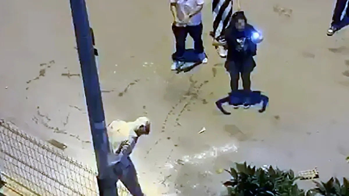 Sokak ortasında akran zorbalığı! Direğine bağlayıp, üzerine un ve sıvı yağ döktüler