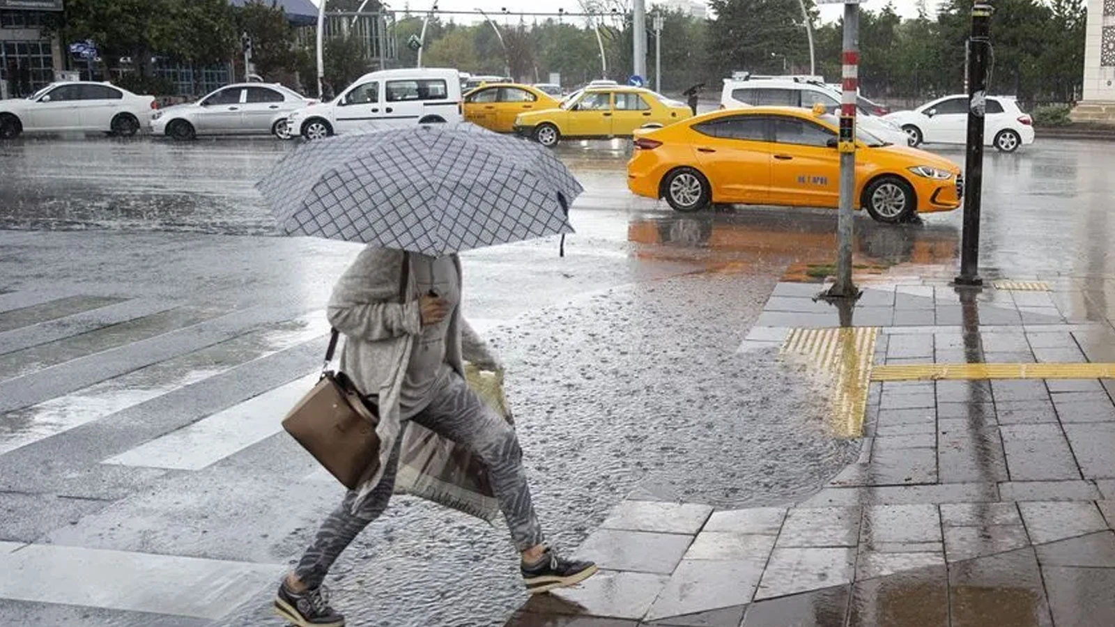 Meteoroloji'den kuvvetli sağanak uyarısı: Ankara, İstanbul, Edirne, Sinop, Trabzon...