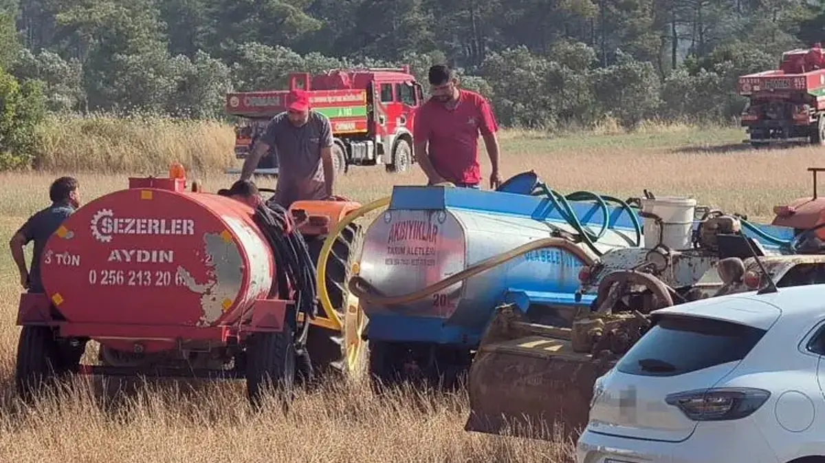 Menteşe'de traktörünü ve su tankerini alan yangına koştu