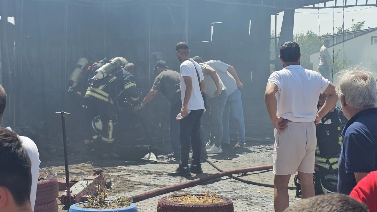 Aniden büyüyen alevler dükkanı yuttu: Elazığ’da lastikçide çıkan yangın korkuttu