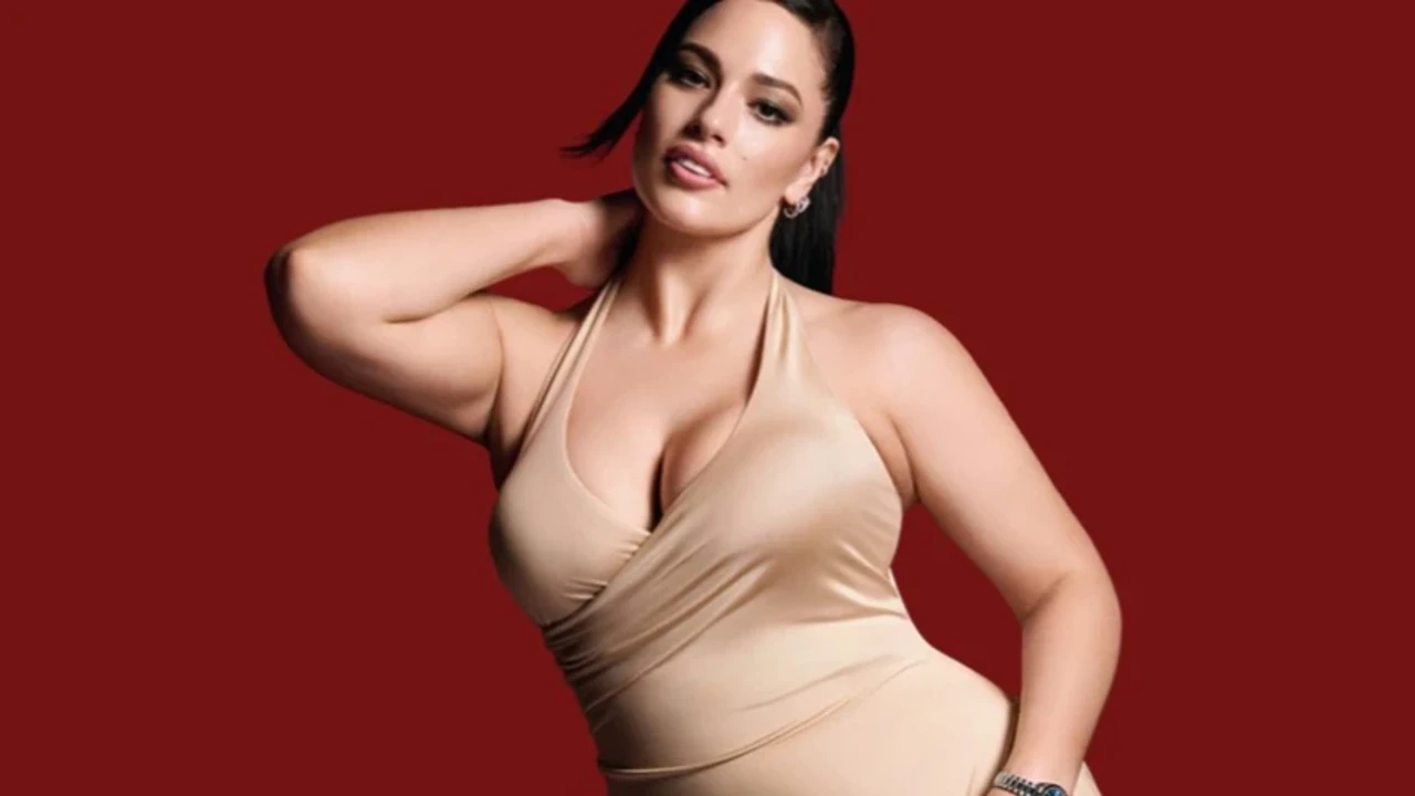 Kırmızı mayosuyla göz kamaştırdı! Ünlü model Ashley Graham'dan cesur paylaşım