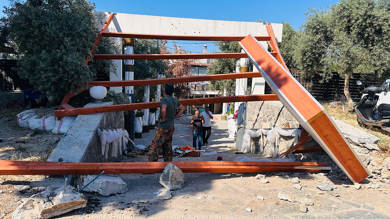 Bodrum'da iş yeri tabelası ve ağaca çarpan otomobildeki 2 kişi yaralandı