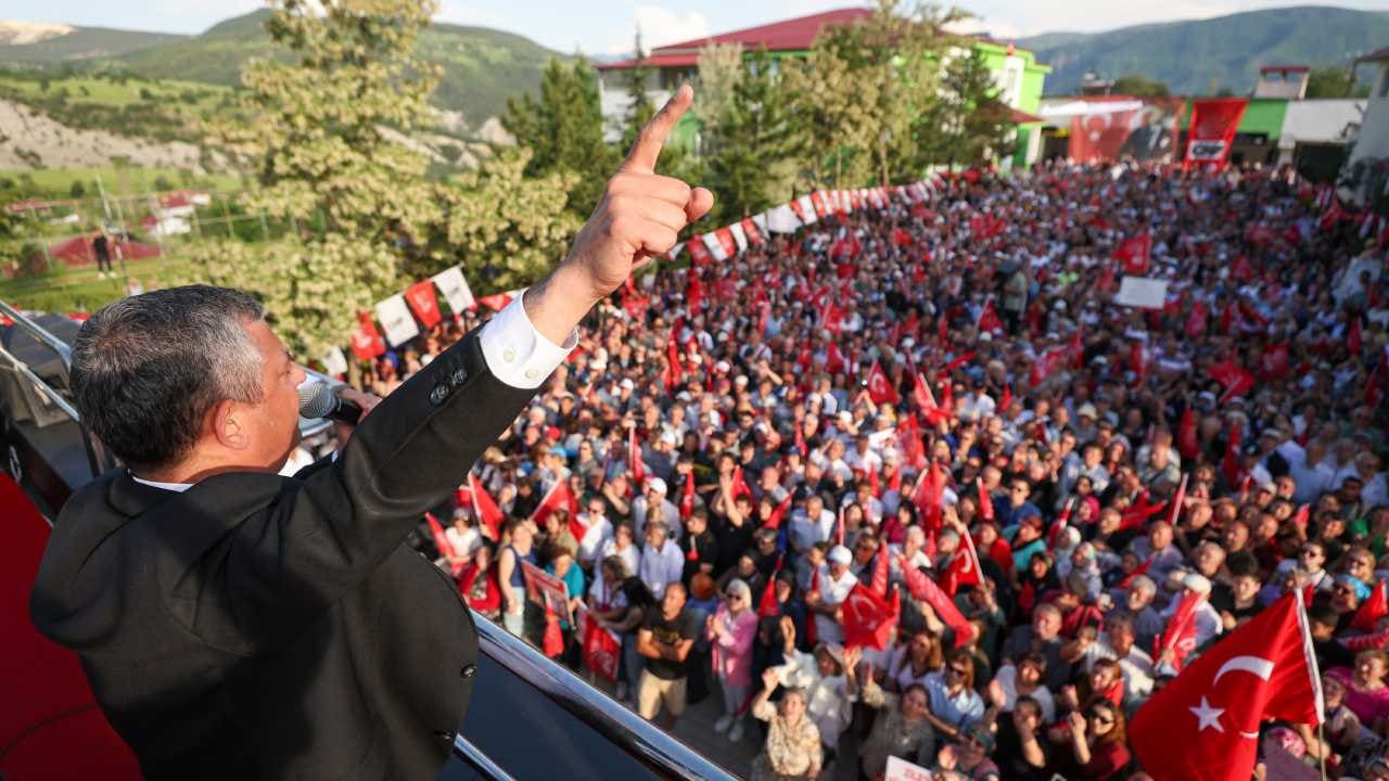Özgür Özel'den sert mesaj: "CHP'ye çökmeye çalışanlar bilsin, bizi yenemezsiniz"