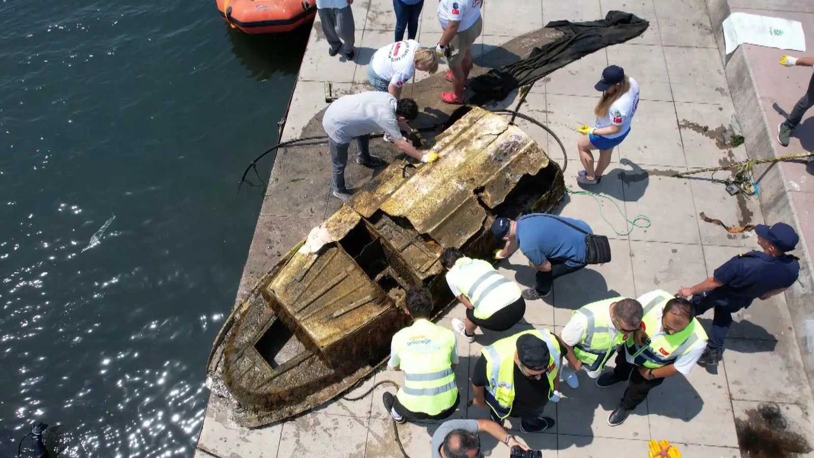 Tuzla'da batık tekneler temizleniyor