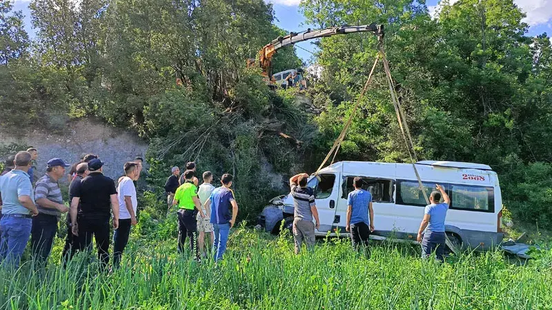 Minibüs şarampole yuvarlandı: 8 yaralı