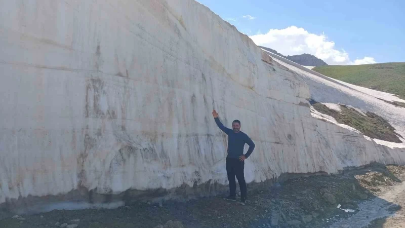 Hakkari'de haziran ayında beş metreyi bulan kar: Vatandaşlar akın ediyor