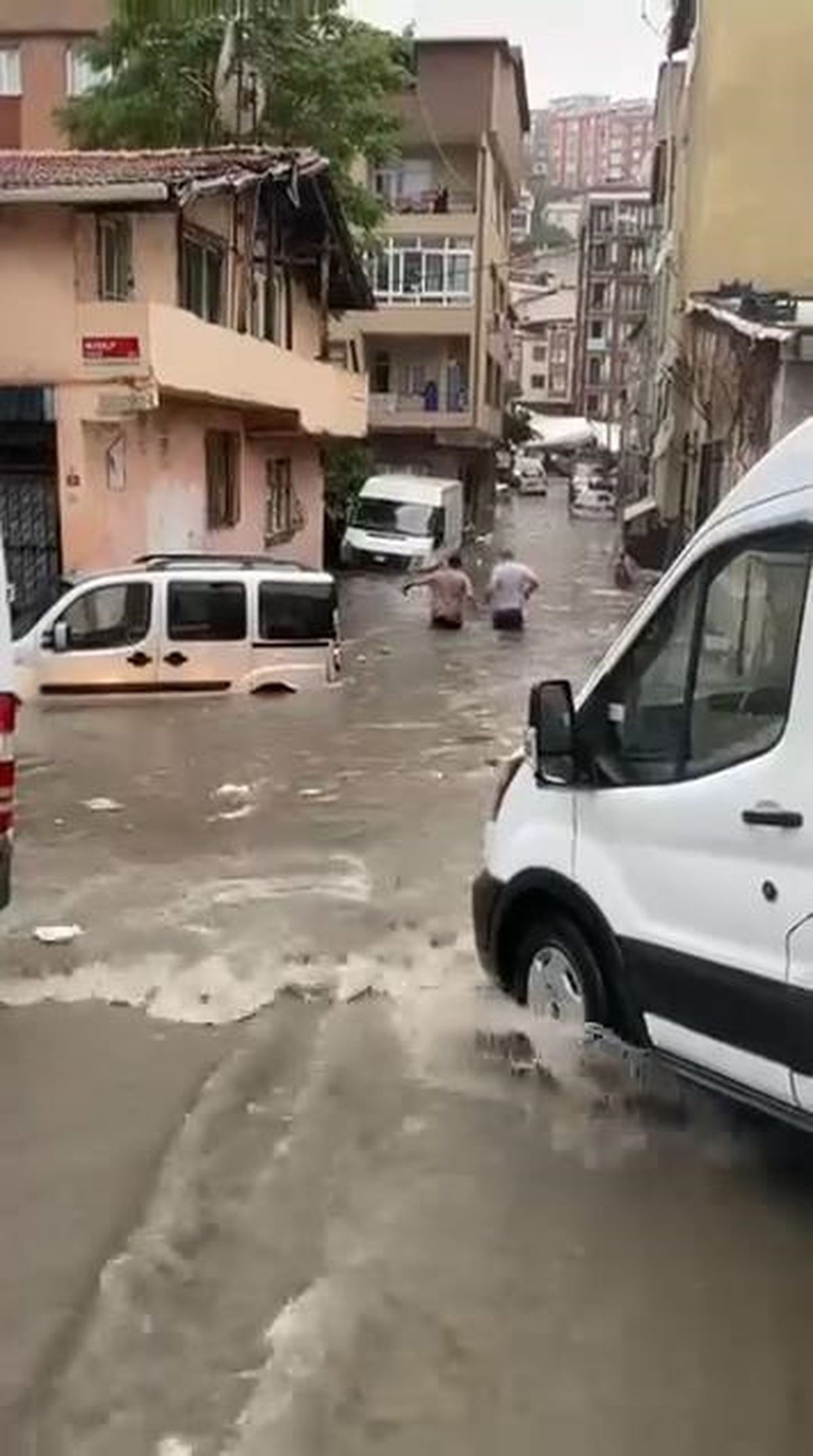 Kağıthane'de sağanak; ev ve iş yerlerini su bastı, araçlar sular altında kaldı / Yeni ek görüntüler