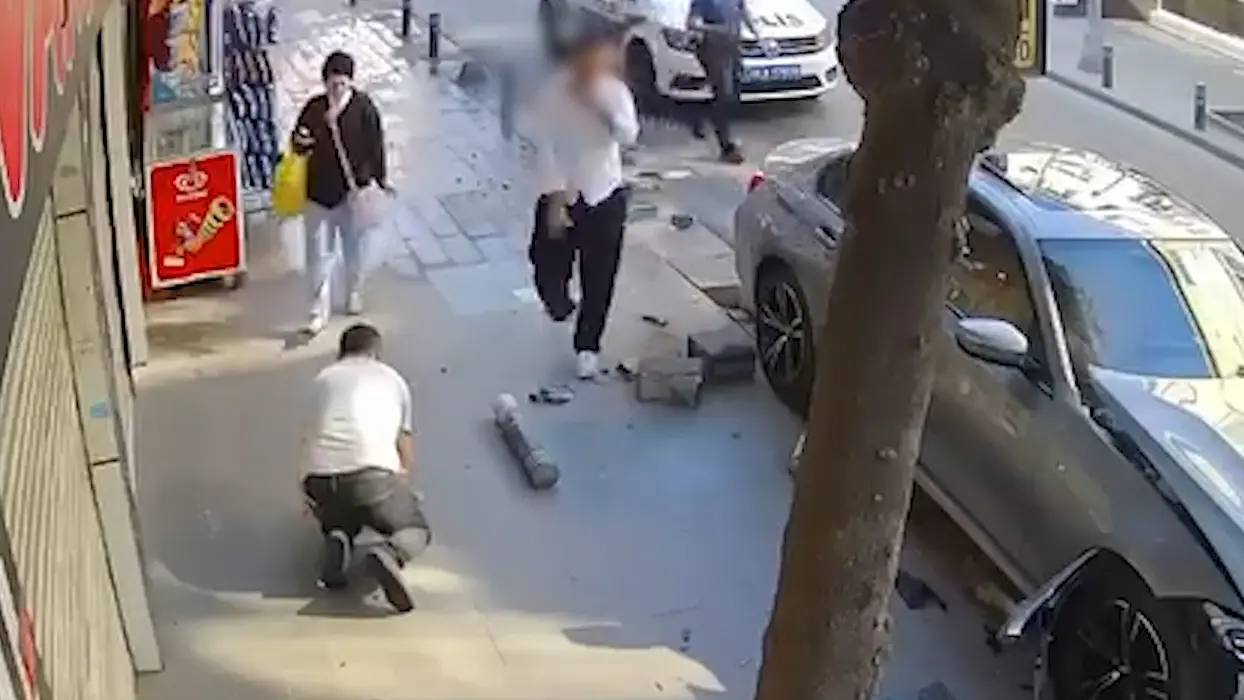 İstanbul'da 'insanlık ölmüş' dedirten görüntüler! Kaldırımdaki esnafa çarptı, hiç oralı olmadı
