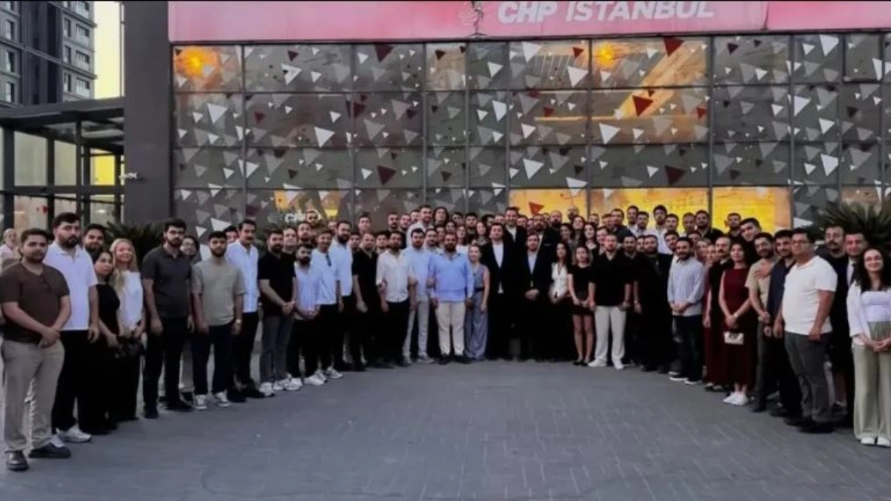 CHP İstanbul Gençlik Kollarının tamamı YENİ Parti'ye geçti