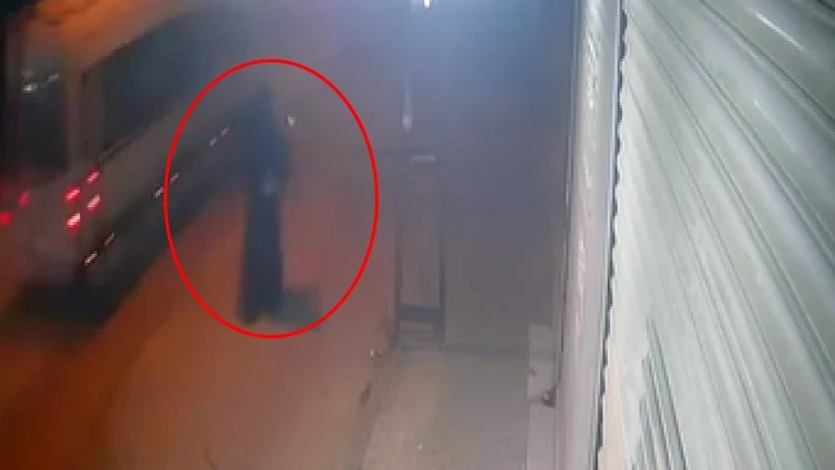 Kara çarşaf giyip iş yerine kurşun yağdırdı
