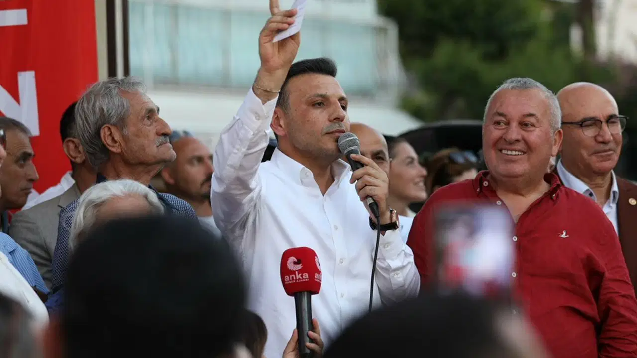 Adalar operasyonuna yürüyüşle tepki... Özgür Çelik: 'Tarihin akışını değiştirecek irade var'