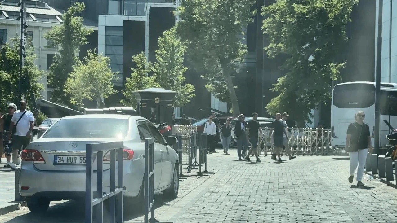 "Dur" ihtarına uymadı, bariyerleri kırdı! Polise hakaretler savurdu: Akılamaz kaçış uzun sürmedi