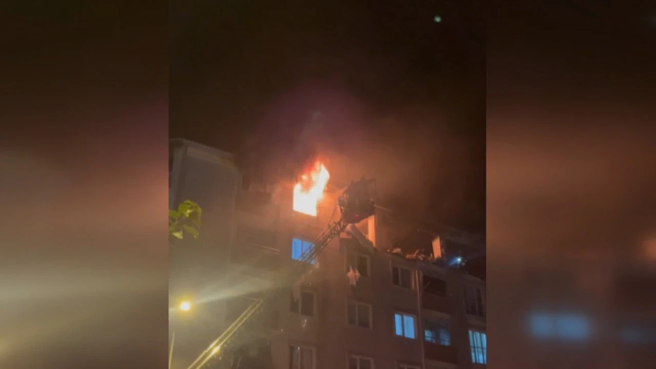 Çorlu'da bir apartmanda patlama oldu, yangın çıktı