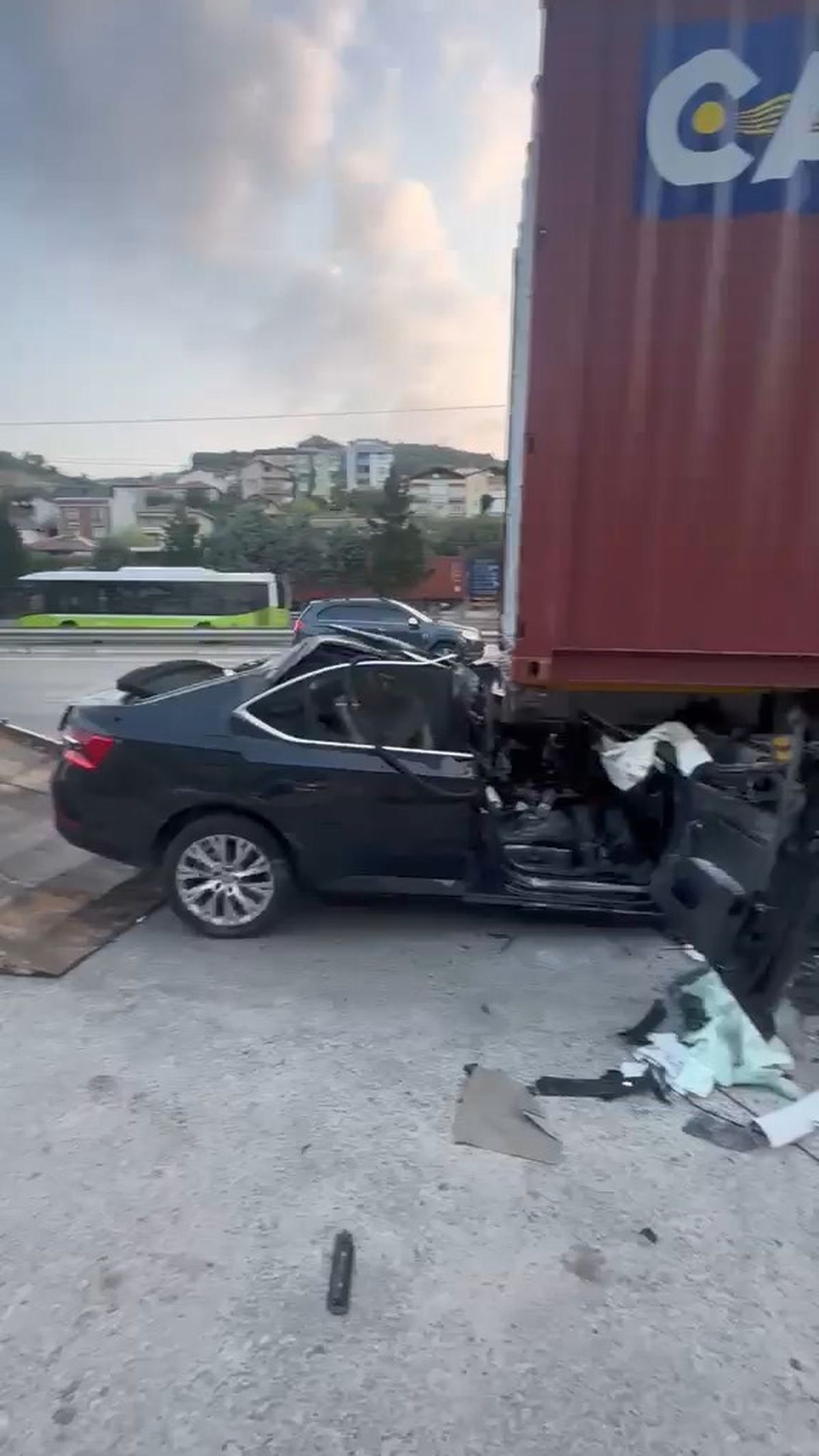 Körfez'de TIR'a Arkadan Çarpan Otomobilin Sürücüsü ve Babası Hayatını Kaybetti