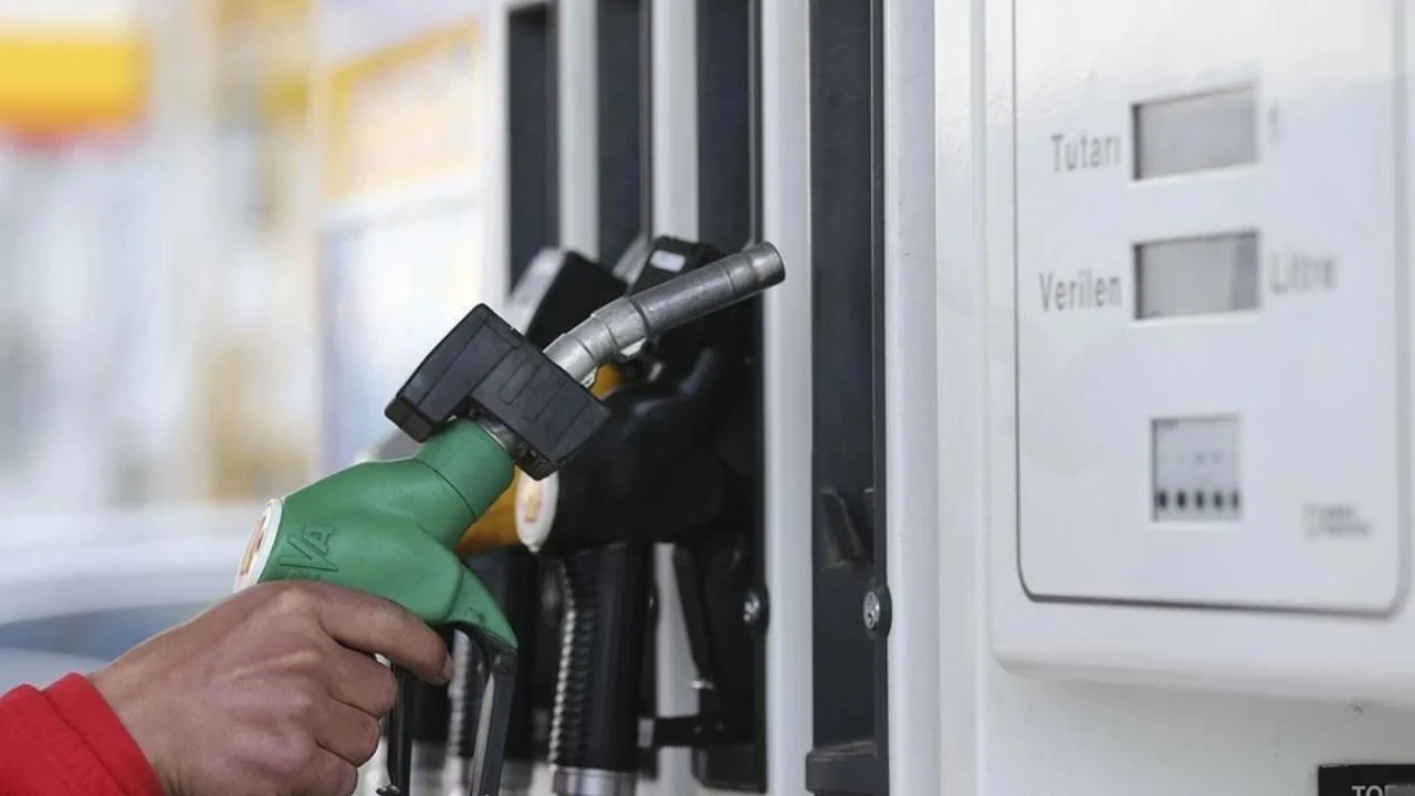 Benzine zam geliyor! Savaş petrolü vurdu, akaryakıtta tabela değişecek