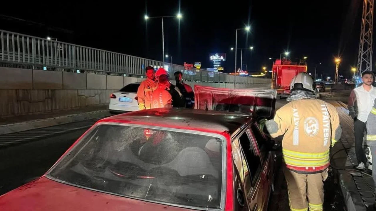Antakya’da seyir halindeki otomobil alev alev yandı
