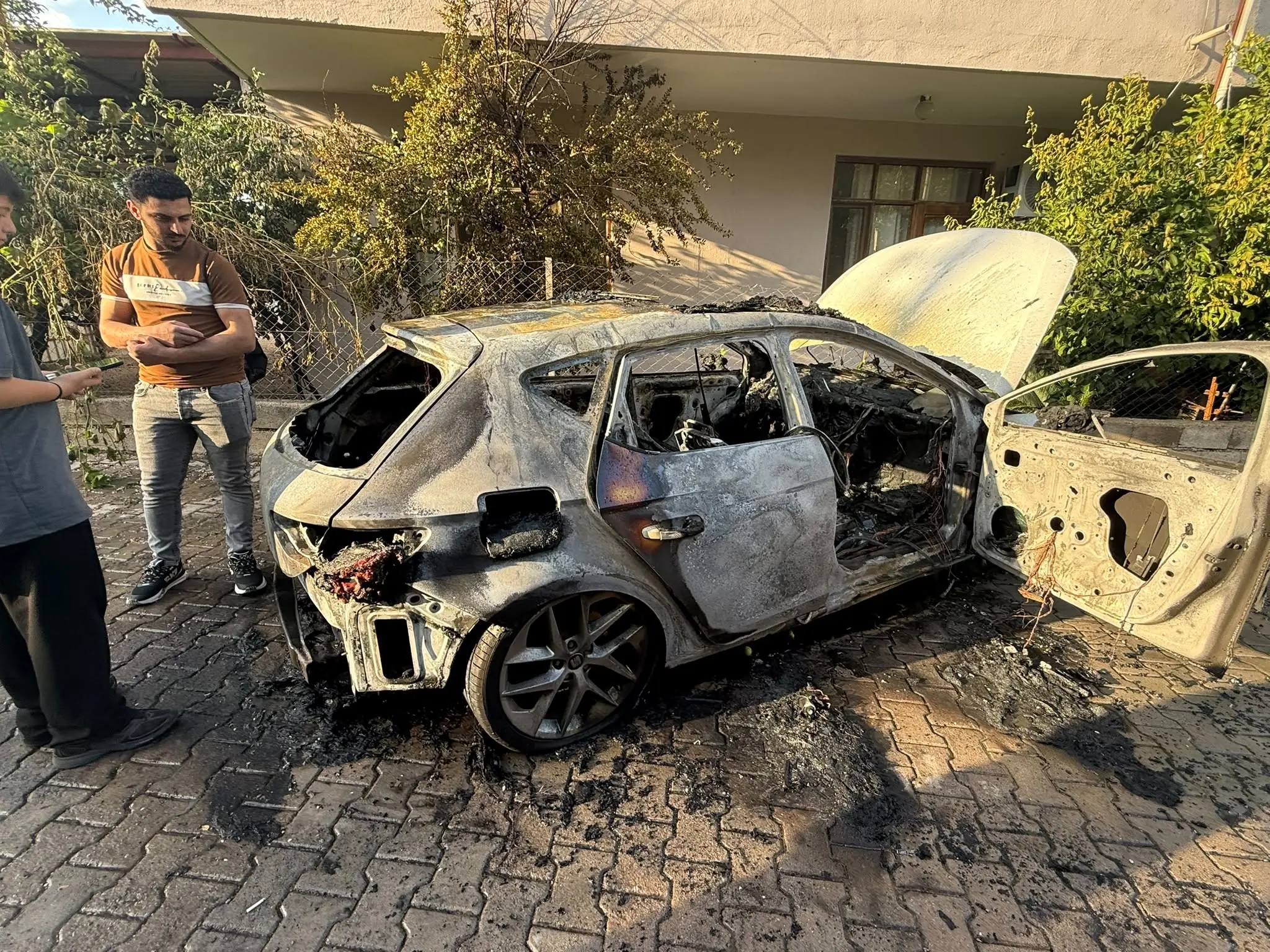 Seyir halindeki otomobil alev topuna döndü: Kendini dışarı atarak kurtuldu