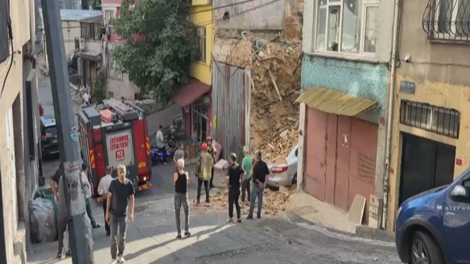 Beyoğlu'nda 2 katlı metruk bina otomobilin üzerine çöktü