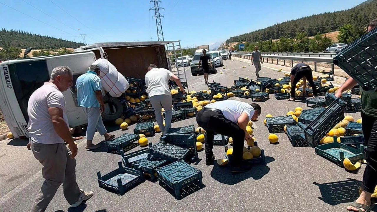 2 ton kavun yola saçıldı: Gaziantep’te korkutan kaza
