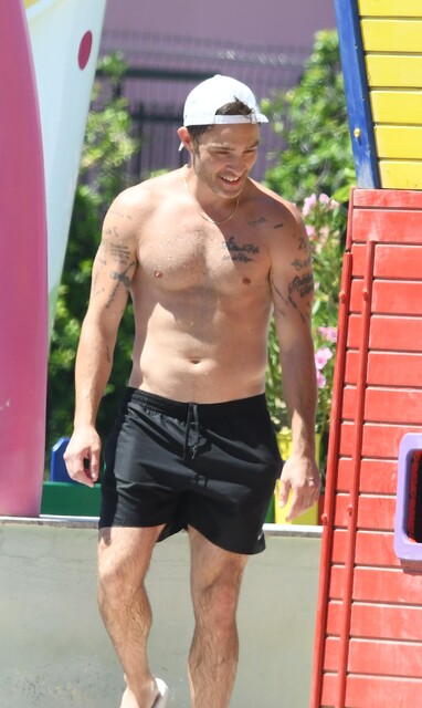 Ed Westwick, ailesiyle Bodrum'da objektiflere yansıdı